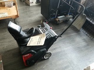 Like New Yard Machine Snow blower, 21 in, 123cc