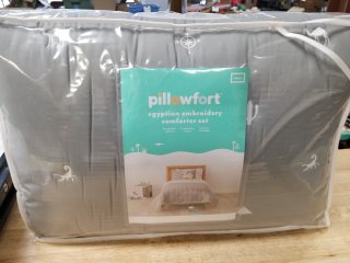 New Pillowfort Comforter Set Twin size