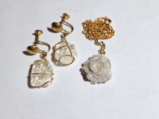 Quartz 3/4 inch pendant necklace, and one pair earrings