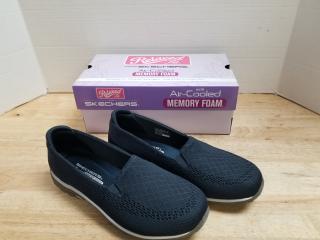 New ladies sketchers size 8