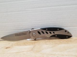 Smith and Wesson extreme ops folding knife, 8.5 inch when open 