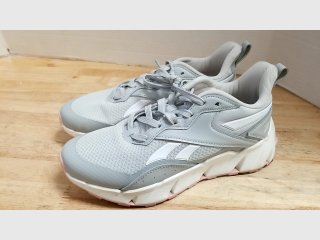 Ladies Reebok shoes, 8