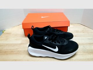 New mens Nike shoes, 9, x wide