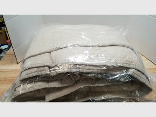 Queen bed quilt set, like new