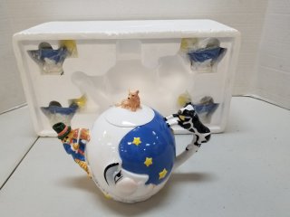 Teapot set, exc cond, teapot itself 9 by 7 inch