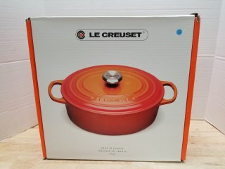 New Le Creuset cast iron pot and lid, 6.75 quart
