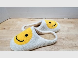 Smiley Face Fuzzy Slippers ladies small 5-6