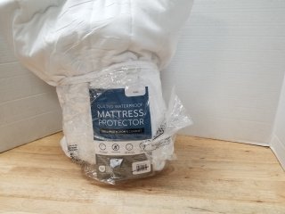 Quilted waterproof mattress protector, king size 