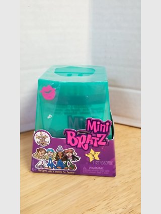 Mini Bratz Winter Series Doll Set