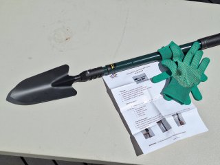Telescopic garden trowel and gloves 