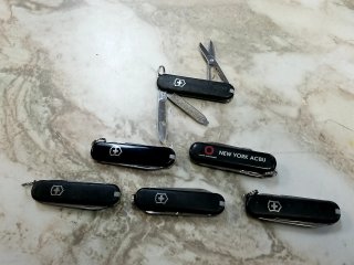 10 Victorinox Knives, good cond, Switzerland made