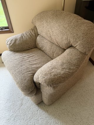 Nice chair, smoke/pet free home (AT SCOTTSBLUFF RESIDENCE)