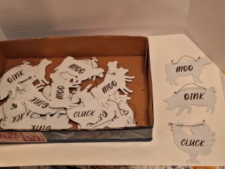 Flat of metal animal signs, 5 inch