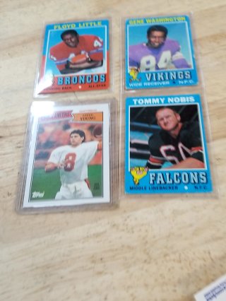 4 Vintage Football Trading Cards