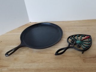 Lodge 10.5 inch griddle, and a cast iron trivet 
