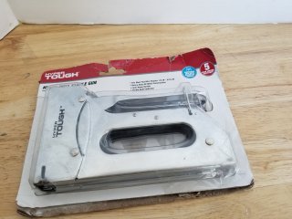Heavy duty stapler 