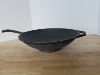 Cast iron pan, approx 14 by 3.5 inch not including handle 