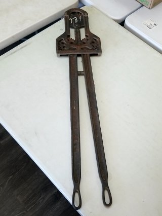Vintage Long Handl metal livestock dehorner