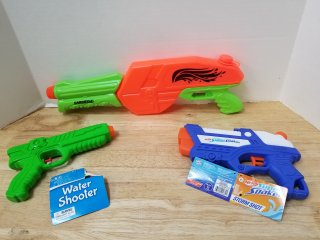 3 new water guns, largest 18 inches 