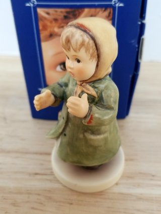 Hummel Girl Figurine, Exc cond, 4 in