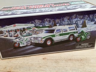 Item #64 — New HESS 40th Anniversary SUV & Motorcycles, lights/sounds, 11 inch photo 3 of 4