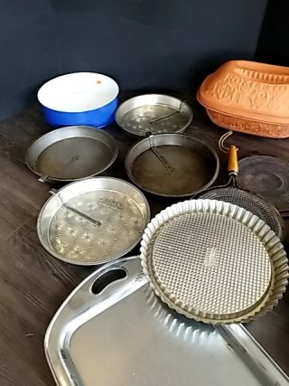 Item #117 — Baking pans and cookie cutters lot photo 4 of 6