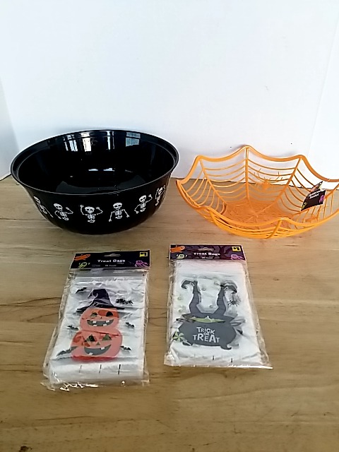 Item #452 — New Halloween Treat Bags & Bowls Set photo 1 of 4