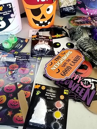 Item #326 — New Halloween Party Supplies Lot photo 4 of 7
