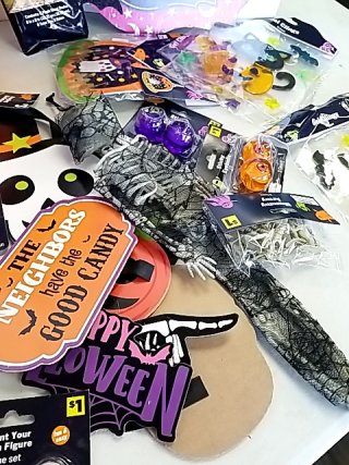 Item #326 — New Halloween Party Supplies Lot photo 6 of 7