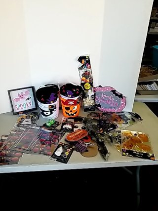 Item #326 — New Halloween Party Supplies Lot photo 1 of 7