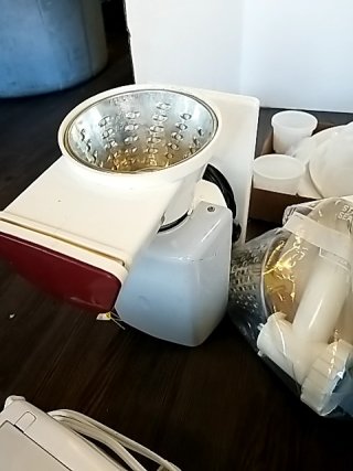 Item #264 — KITCHEN Appliances & Gadgets Lot photo 6 of 8