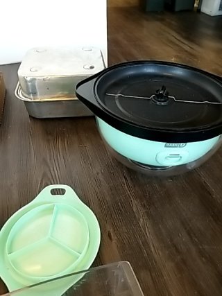 Item #264 — KITCHEN Appliances & Gadgets Lot photo 2 of 8