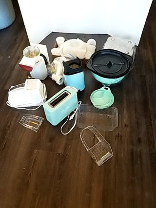 Item #264 — KITCHEN Appliances & Gadgets Lot photo 1 of 8