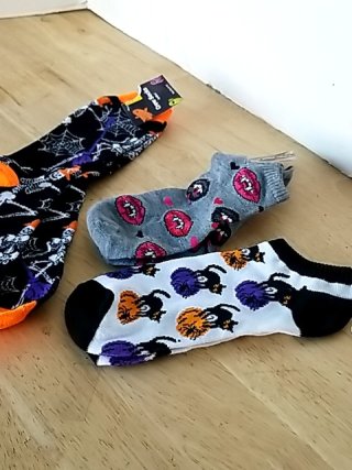 Item #390 — New Halloween Themed Socks Ladies 4-10 photo 2 of 2