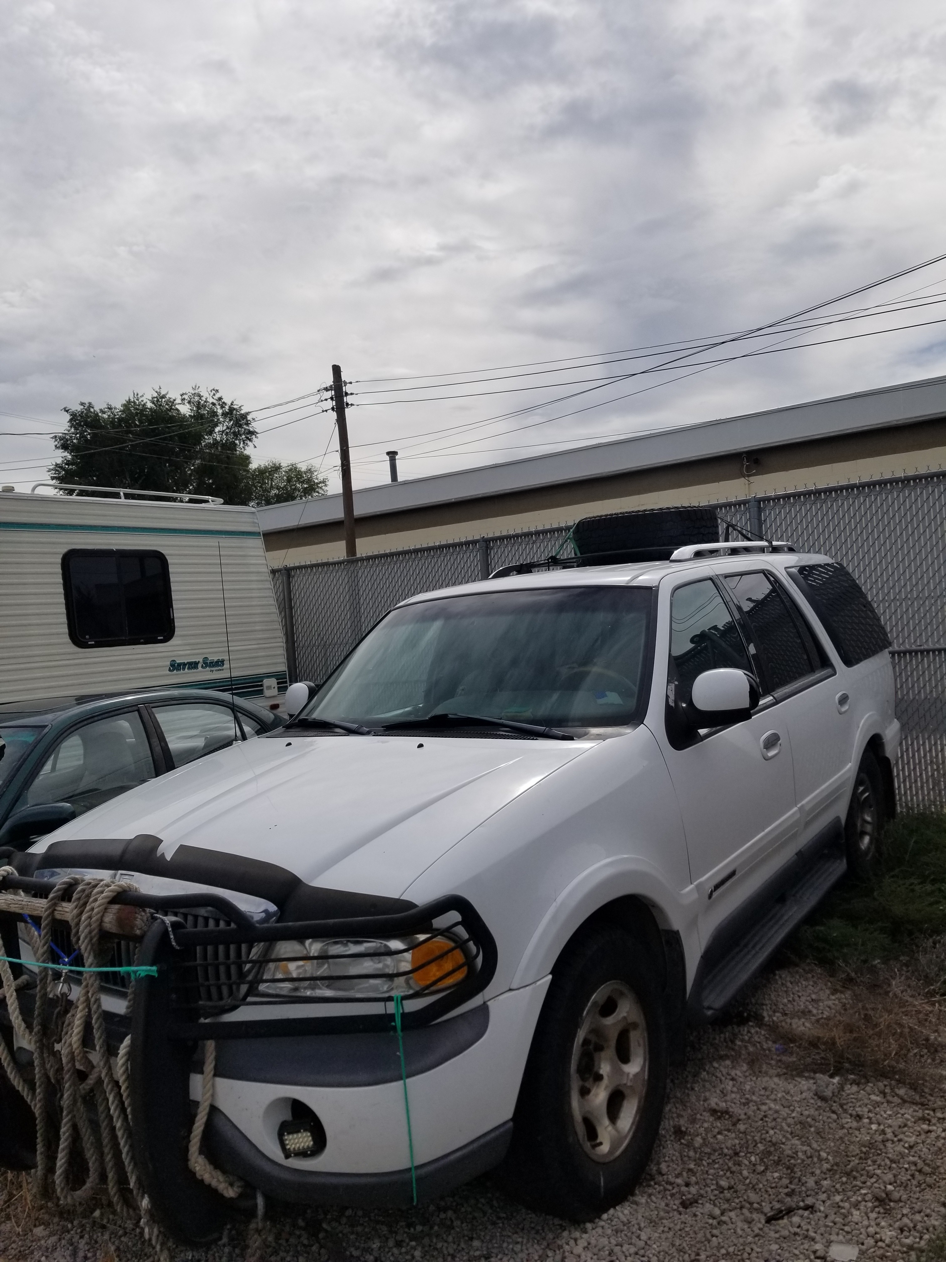 Item #4 — 1998 White Lincoln Navigator	26-01821 photo 1 of 8