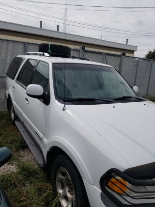 Item #4 — 1998 White Lincoln Navigator	26-01821 photo 3 of 8