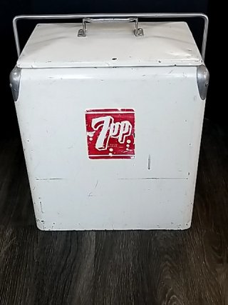 Item #20 — VINTAGE 7UP Metal Cooler, 21 by 18 by 12 inch photo 3 of 7