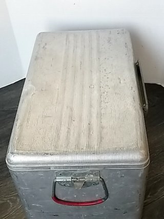 Item #85 — VINTAGE 7UP Metal Cooler 22 by 14 by 13 inch photo 5 of 8