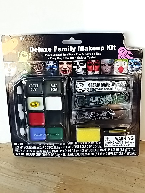 Item #294 — New Deluxe Family Makeup Kit photo 1 of 3