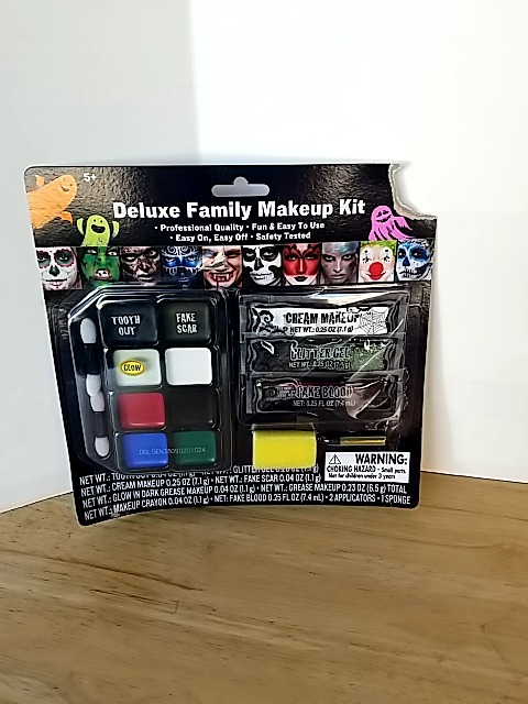 Item #267 — New Deluxe Family Makeup Kit photo 1 of 3