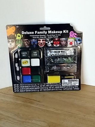 Item #286 — New Deluxe Family Makeup Kit photo 1 of 3