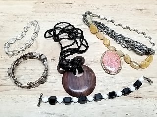 Item #64 — Assorted Vintage Jewelry Lot photo 1 of 4