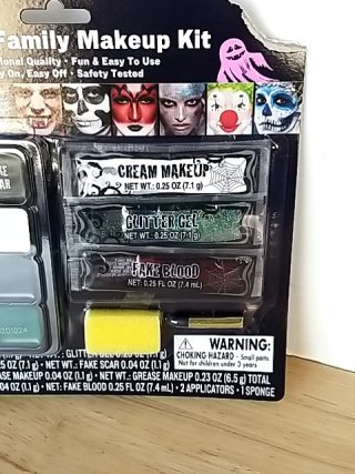 Item #286 — New Deluxe Family Makeup Kit photo 3 of 3