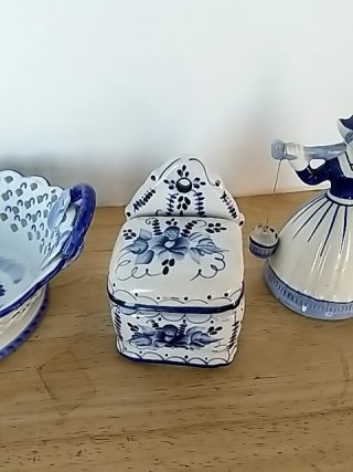 Item #204 — Blue & White Ceramic Collection Good shape, tallest 6 inch photo 4 of 5