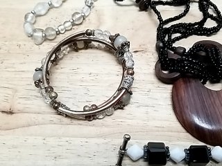 Item #64 — Assorted Vintage Jewelry Lot photo 2 of 4