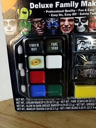 Item #286 — New Deluxe Family Makeup Kit photo 2 of 3