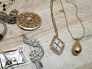 Item #50 — Assorted Vintage Costume Jewelry Lot photo 5 of 9
