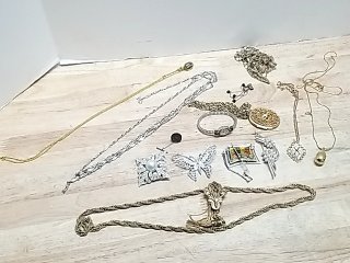 Item #50 — Assorted Vintage Costume Jewelry Lot photo 2 of 9